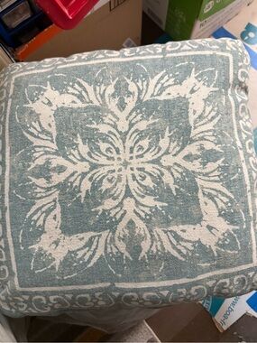 4 Decorative Cushions